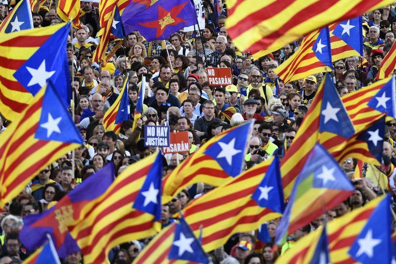 Colectivos independentistas catalanes se han concentrado este sábado en Madrid para pedir la liberta de los líderes políticos juzgados por el 'procés'.