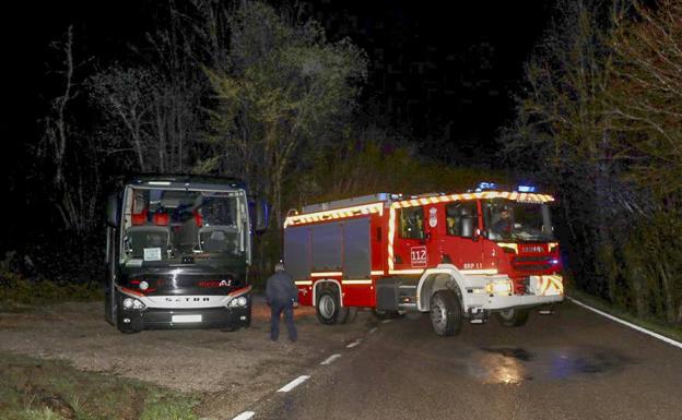 El conducttor del autobús de los senderistas gallegos está estacionado en la carretera de acceso al puerto de Palombera, en el aparcamiento de la 'Jaya Cruzá'.