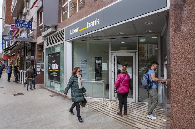 Oficina de Liberbank en la céntrica calle de Amós de Escalante de Santander. 