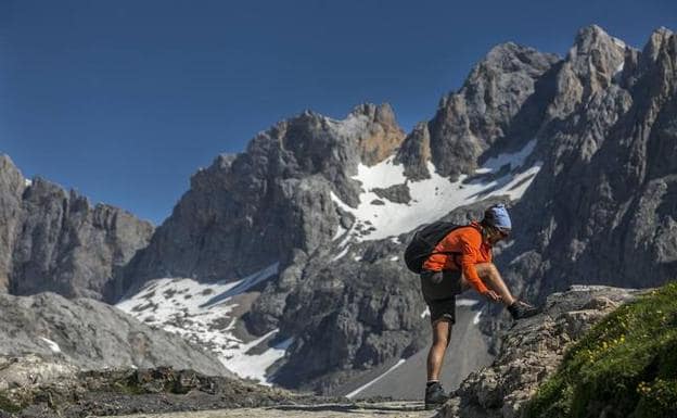 Una montañera prepara una ruta por Picos