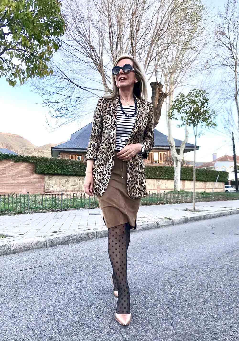 Esther Manrique. Edad: 58 años. Origen: Alcalá de Henares. Instagram: @aisder. «Look de 'mix&match', chaqueta 'animal print', camiseta de rayas, falda de ante y medias de topos».