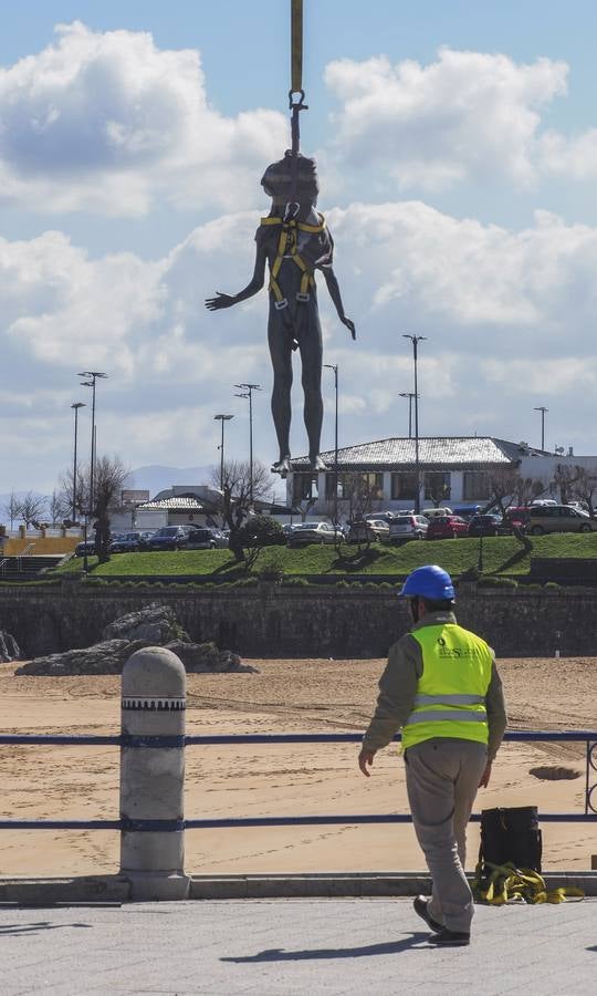 Fotos: El Niño Neptuno rena ya en la playa del Camello