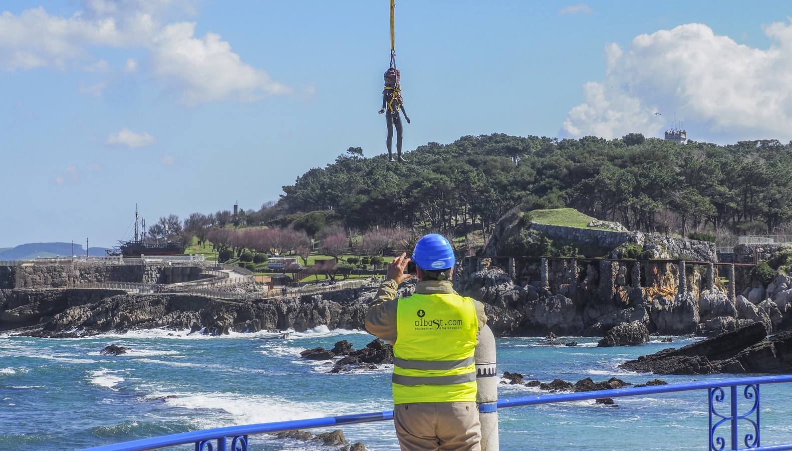 Fotos: El Niño Neptuno rena ya en la playa del Camello