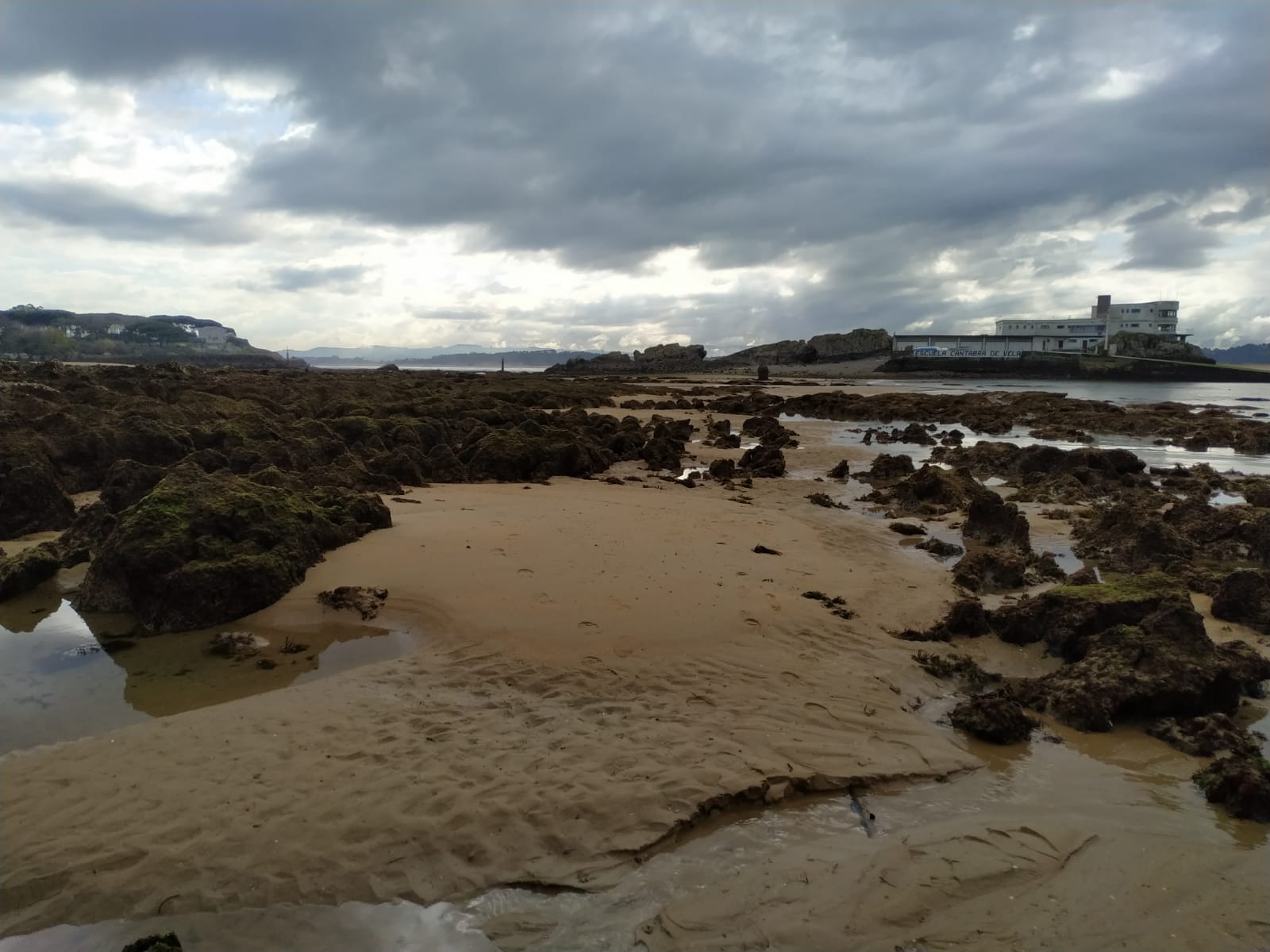 La potente bajamar ha permitido el paso a pié desde la playa de La Magdalena hasta la isla de la Torre en Santander.