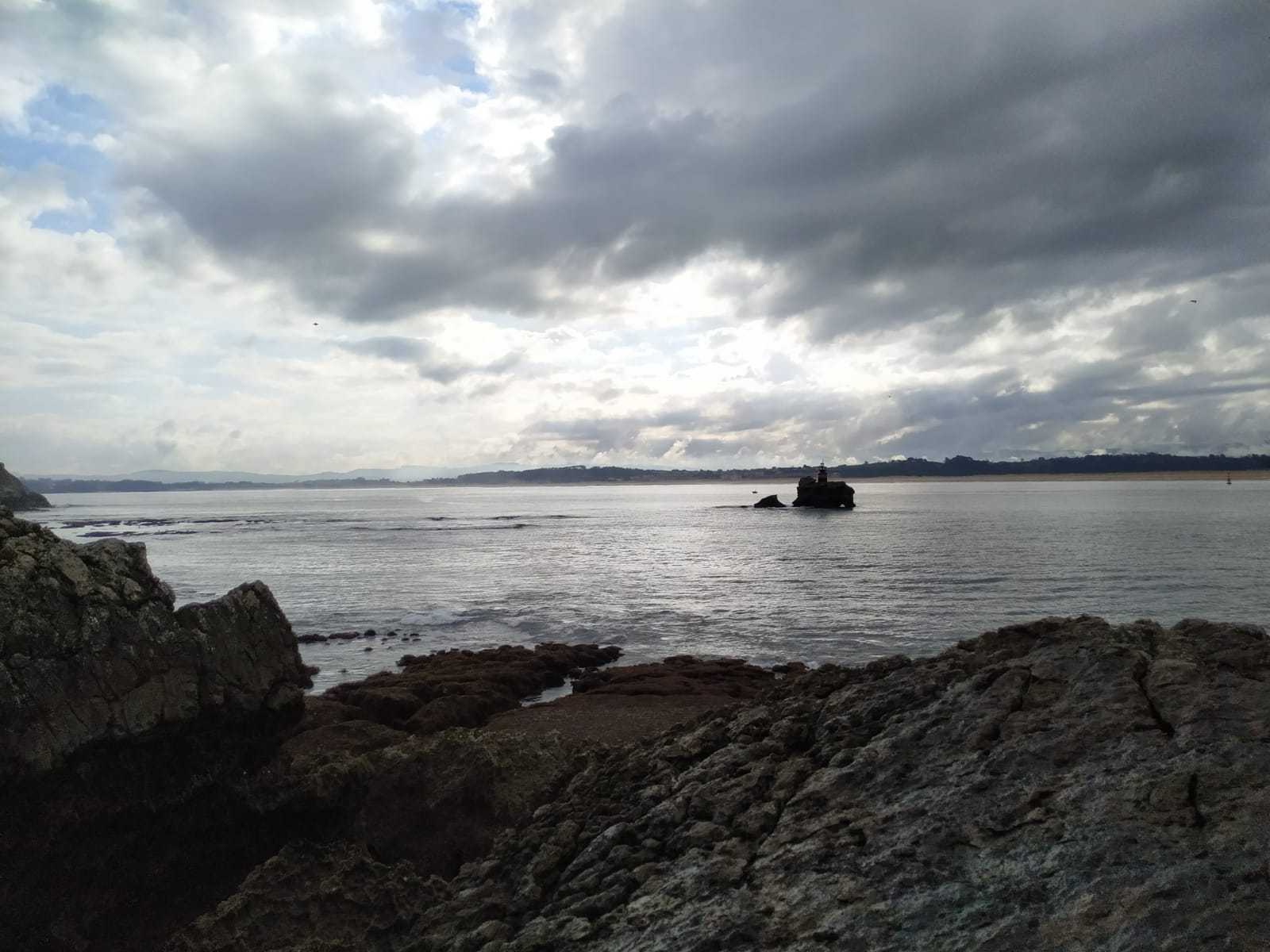 La potente bajamar ha permitido el paso a pié desde la playa de La Magdalena hasta la isla de la Torre en Santander.