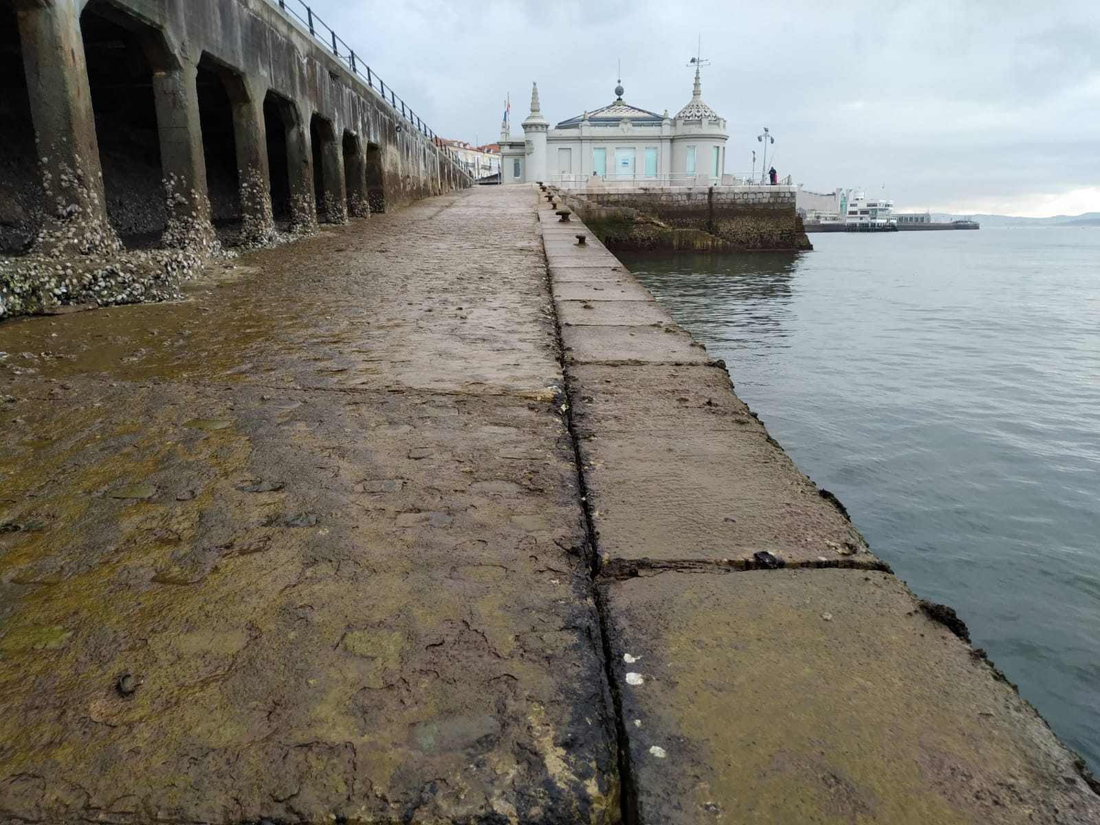 La potente bajamar ha permitido el paso a pié desde la playa de La Magdalena hasta la isla de la Torre en Santander.