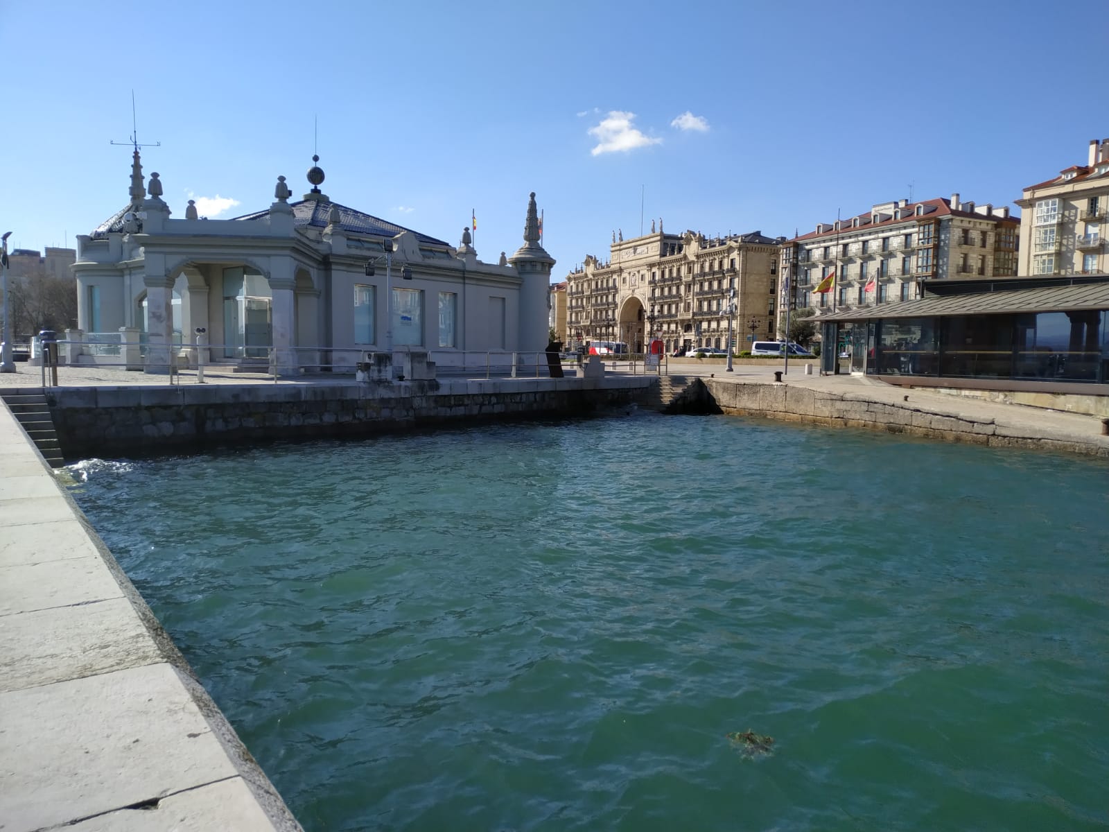 La potente bajamar ha permitido el paso a pié desde la playa de La Magdalena hasta la isla de la Torre en Santander.