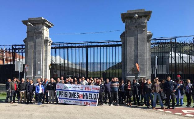 Los funcionarios de El Dueso se manifestaron este miércoles frente al centro penitenciario 