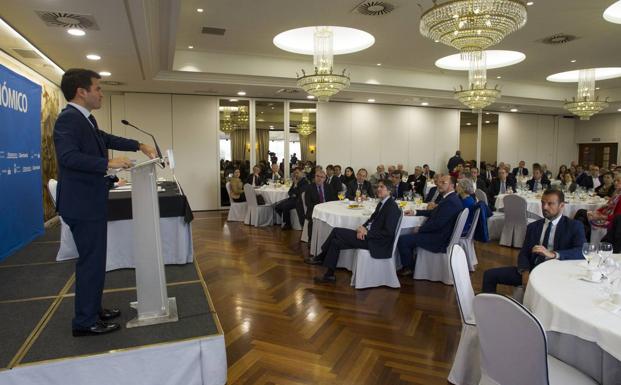 Pablo Gimeno se dirige a los asistentes en el Foro Económico de El Diario celebrado en el hotel Bahía de Santander.