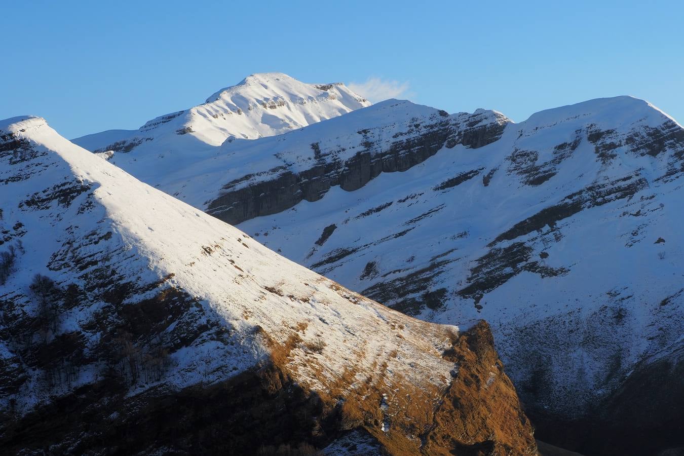 El puerto cántabro sigue rodeado por la nieve.