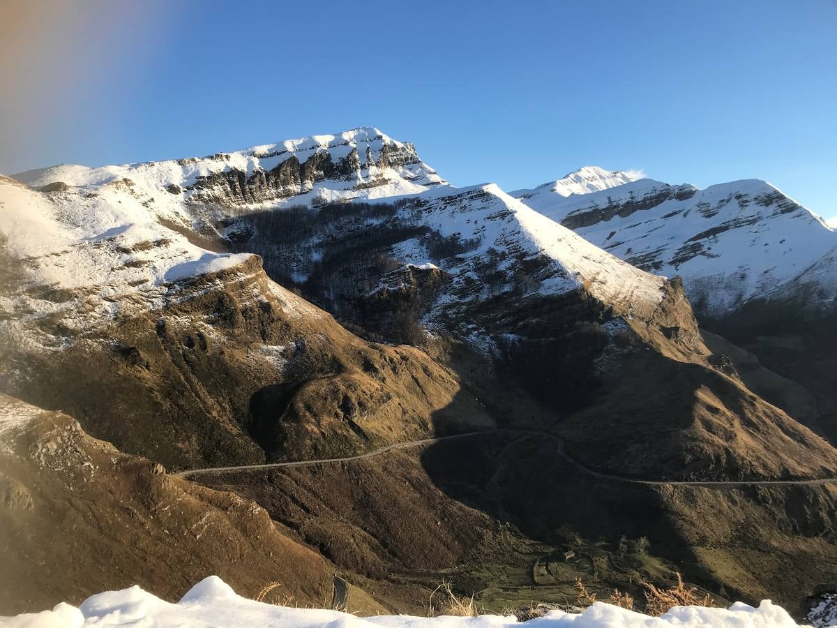 El puerto cántabro sigue rodeado por la nieve.