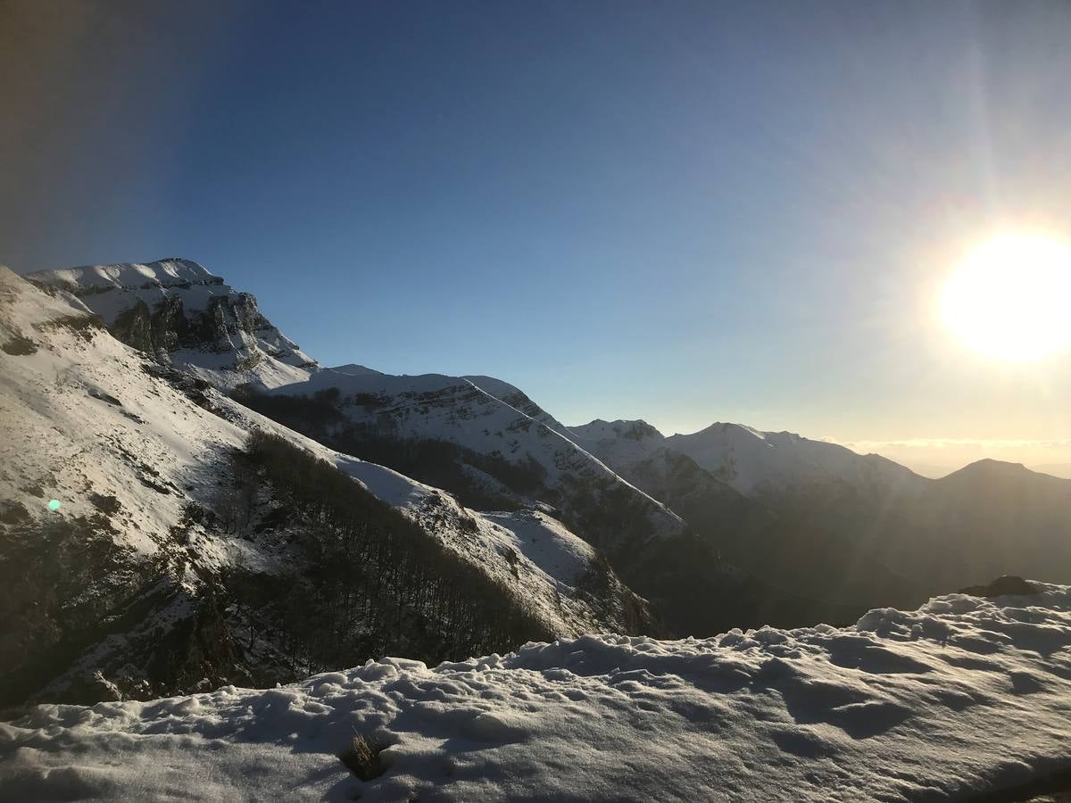 El puerto cántabro sigue rodeado por la nieve.