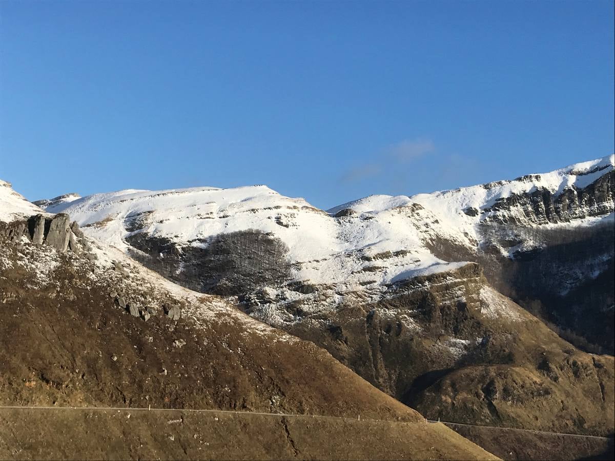 El puerto cántabro sigue rodeado por la nieve.