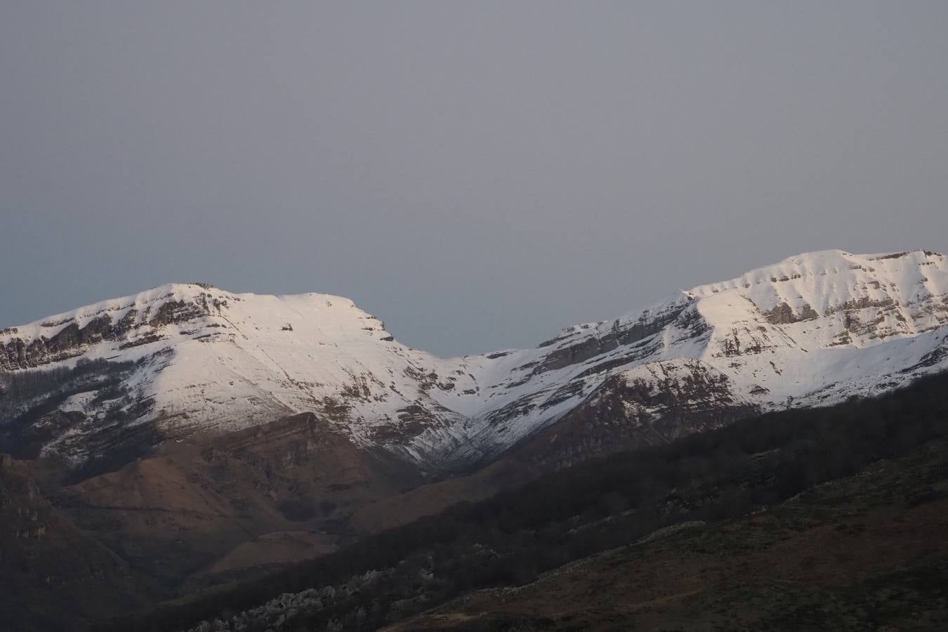 El puerto cántabro sigue rodeado por la nieve.