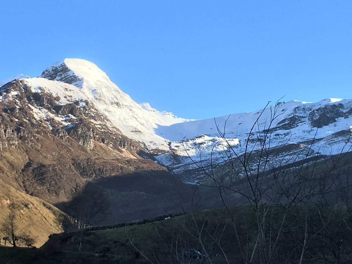 El puerto cántabro sigue rodeado por la nieve.