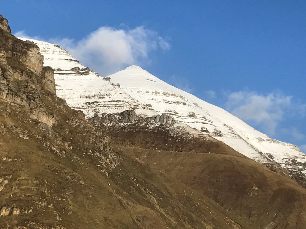 El puerto cántabro sigue rodeado por la nieve.