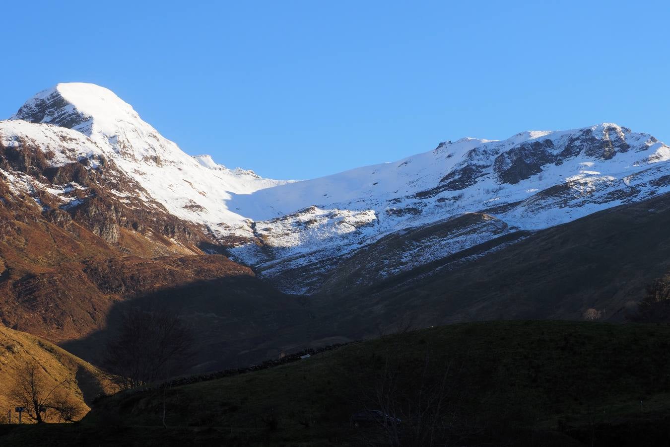 El puerto cántabro sigue rodeado por la nieve.