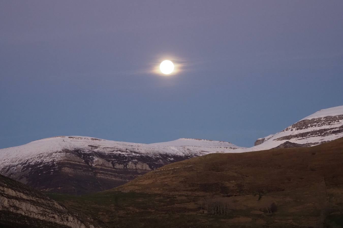 El puerto cántabro sigue rodeado por la nieve.