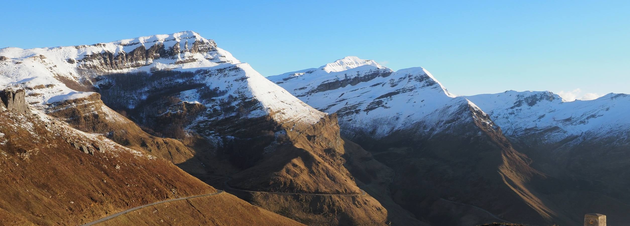 El puerto cántabro sigue rodeado por la nieve.