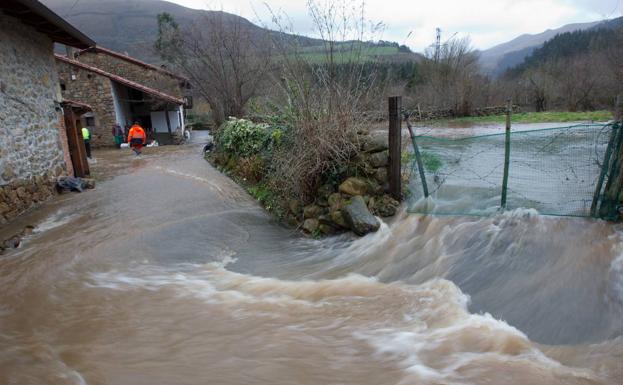 Inundaciones en Renedo de Cabuérniga provocadas por el desbordamiento del río Saja.