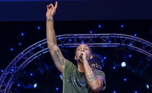 El dominicano Edward Sánchez traslada su pasión por la zumba a Cantabria