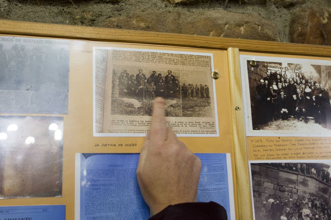 Ignacio Merino, en su casa de Bustillo, muestra la gran cantidad de documentos que ha conseguido reunir sobre lo ocurrido en su pueblo en 1932. Parte de las fotos de aquella época están expuestas en el centro cultural El Chigri, un interesante edificio restaurado en el que se conserva un aula de la antigua escuela