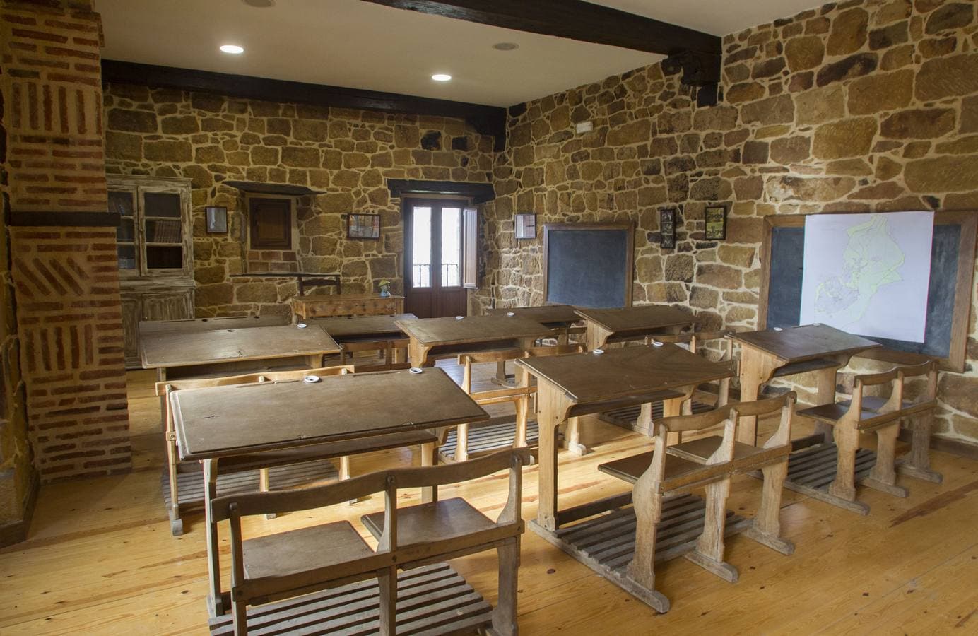 Ignacio Merino, en su casa de Bustillo, muestra la gran cantidad de documentos que ha conseguido reunir sobre lo ocurrido en su pueblo en 1932. Parte de las fotos de aquella época están expuestas en el centro cultural El Chigri, un interesante edificio restaurado en el que se conserva un aula de la antigua escuela