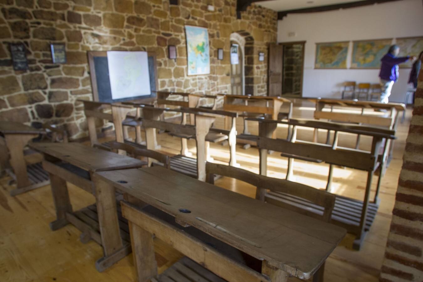 Ignacio Merino, en su casa de Bustillo, muestra la gran cantidad de documentos que ha conseguido reunir sobre lo ocurrido en su pueblo en 1932. Parte de las fotos de aquella época están expuestas en el centro cultural El Chigri, un interesante edificio restaurado en el que se conserva un aula de la antigua escuela