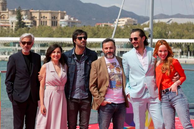 El director Alfonso Cortés-Cavanillas, en el centro, flanqueado por los actores Imanol Arias, Marian Álvarez, Hugo Silva, Asier Etxeandía y Olimpia Melinte (de izq a dcha), protagonistas de 'Sordo'.