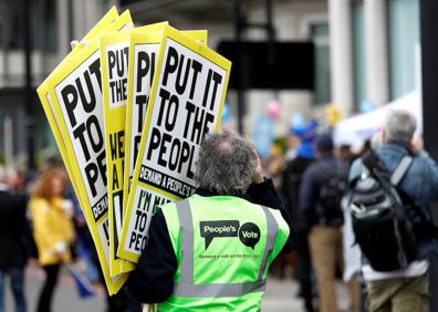 Imagen secundaria 1 - Manifestantes de Londres, piden volver a votar sobre el 'Brexit'.