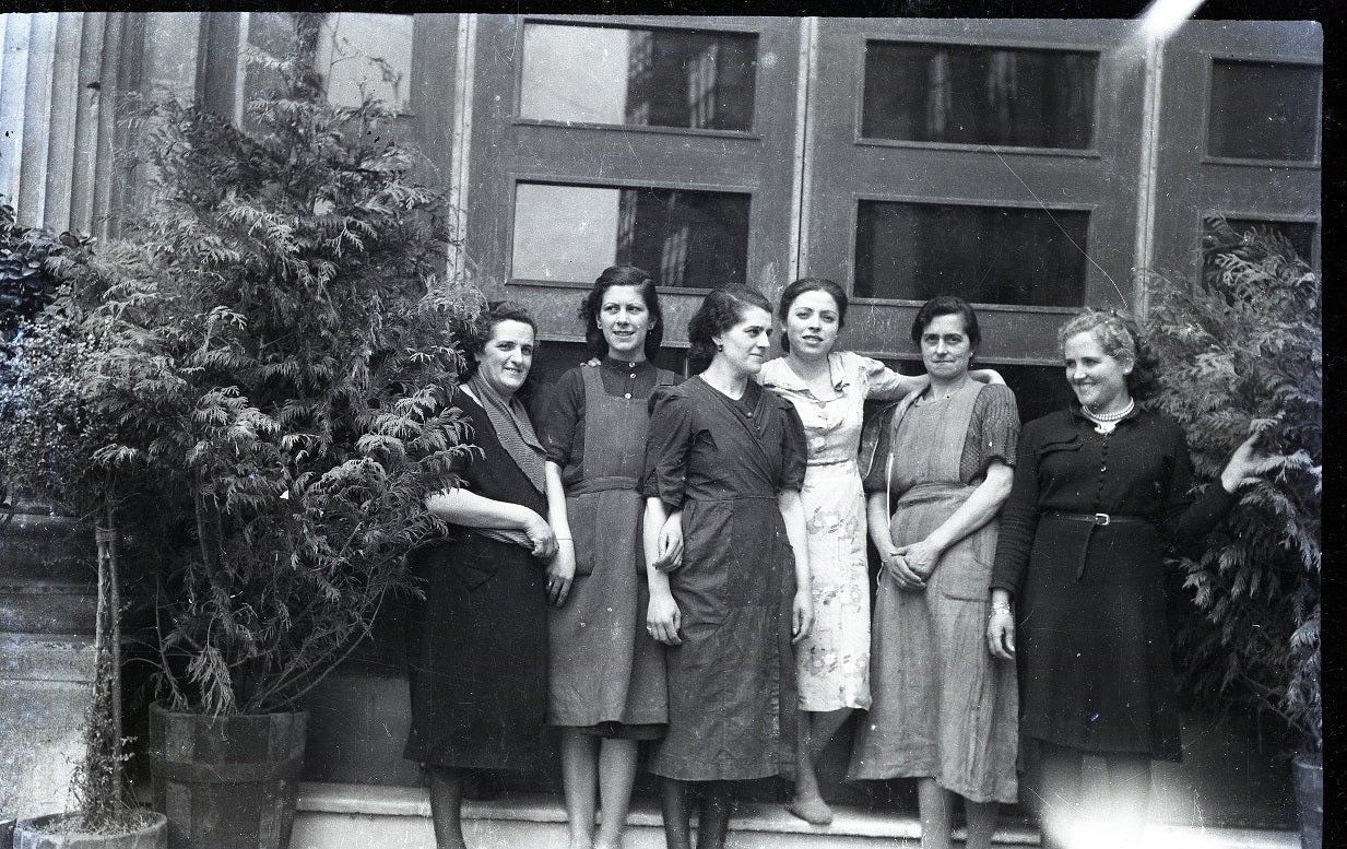 Seis trabajadoras del Pereda posan en la puerta del edificio y Ricardo las retrata. Era una de sus grandes aficiones.