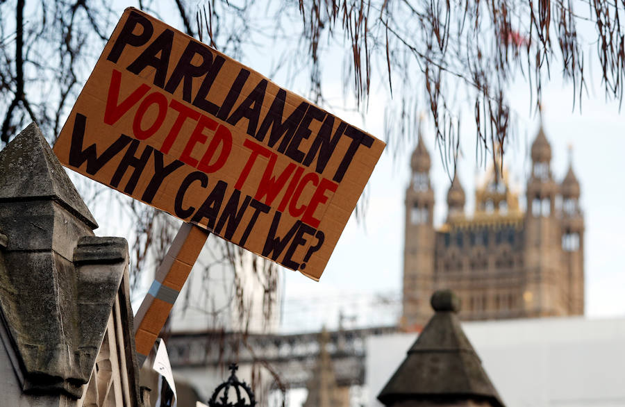 Un millón de británicos, según los organizadores, procedentes de las islas escocesas, de Bristol, Mánchester o Leeds se han manifestado por el centro de Londres para exigir que se celebre un segundo referéndum sobre el 'Brexit'.