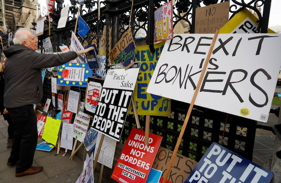 Un millón de británicos, según los organizadores, procedentes de las islas escocesas, de Bristol, Mánchester o Leeds se han manifestado por el centro de Londres para exigir que se celebre un segundo referéndum sobre el 'Brexit'.