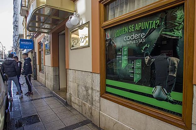 Exterior de una sala de apuestas presencial en Santander, donde la entrada de menores está prohibida.