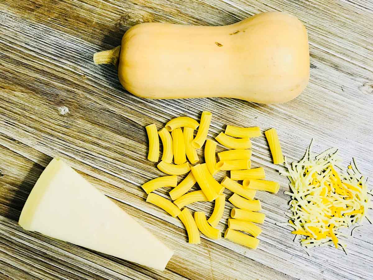 Ingredientes: Una calabaza pequeña (para dos personas); Rigatoni; Queso parmesano; Queso de fundir o gratinar; Sal; Mantequilla; Hierbas provenzales. Cantidades según comensales. 