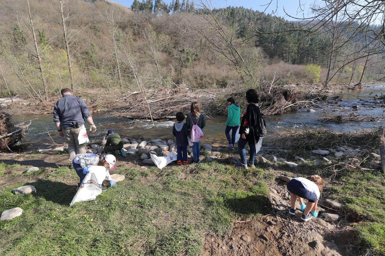 Fotos: Los voluntarios retiran plástico y limpian del río Saja