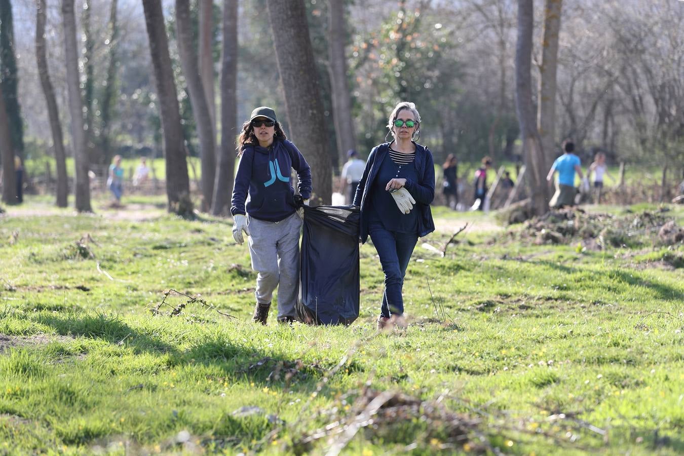 Fotos: Los voluntarios retiran plástico y limpian del río Saja