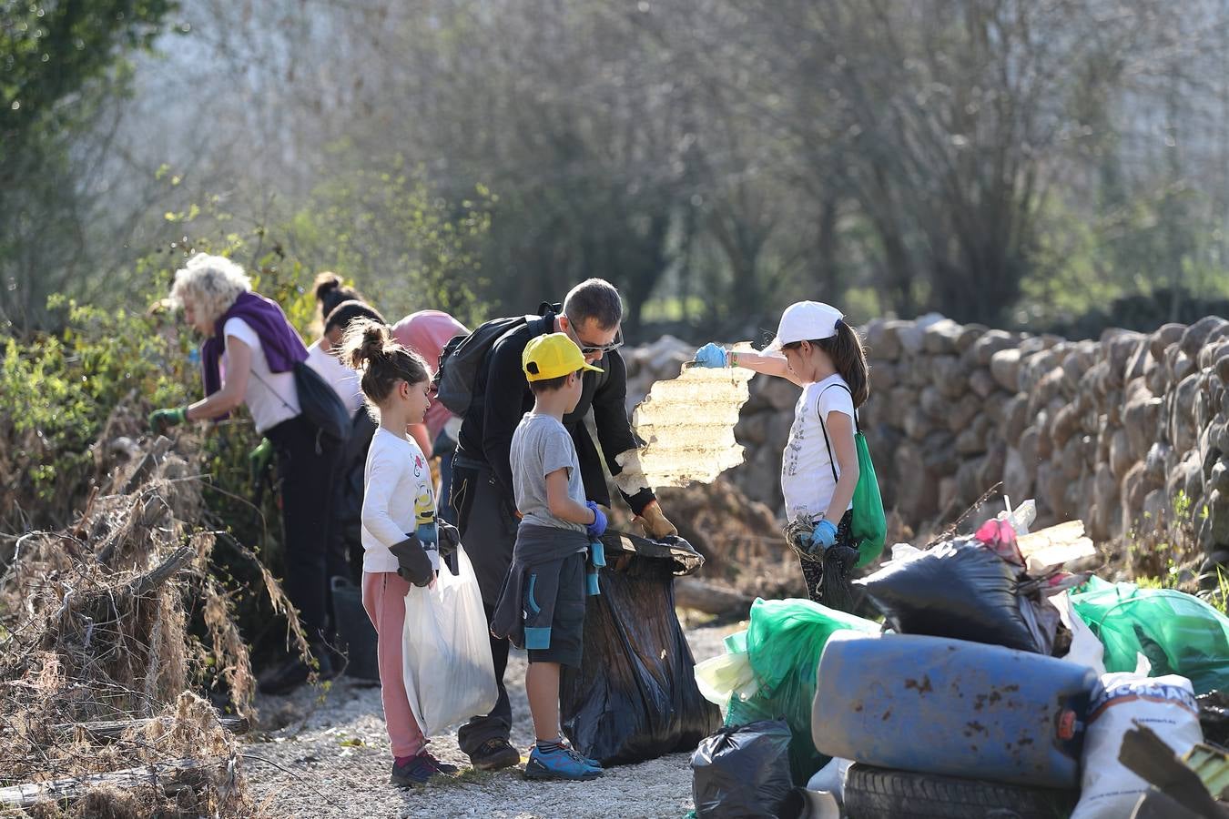 Fotos: Los voluntarios retiran plástico y limpian del río Saja