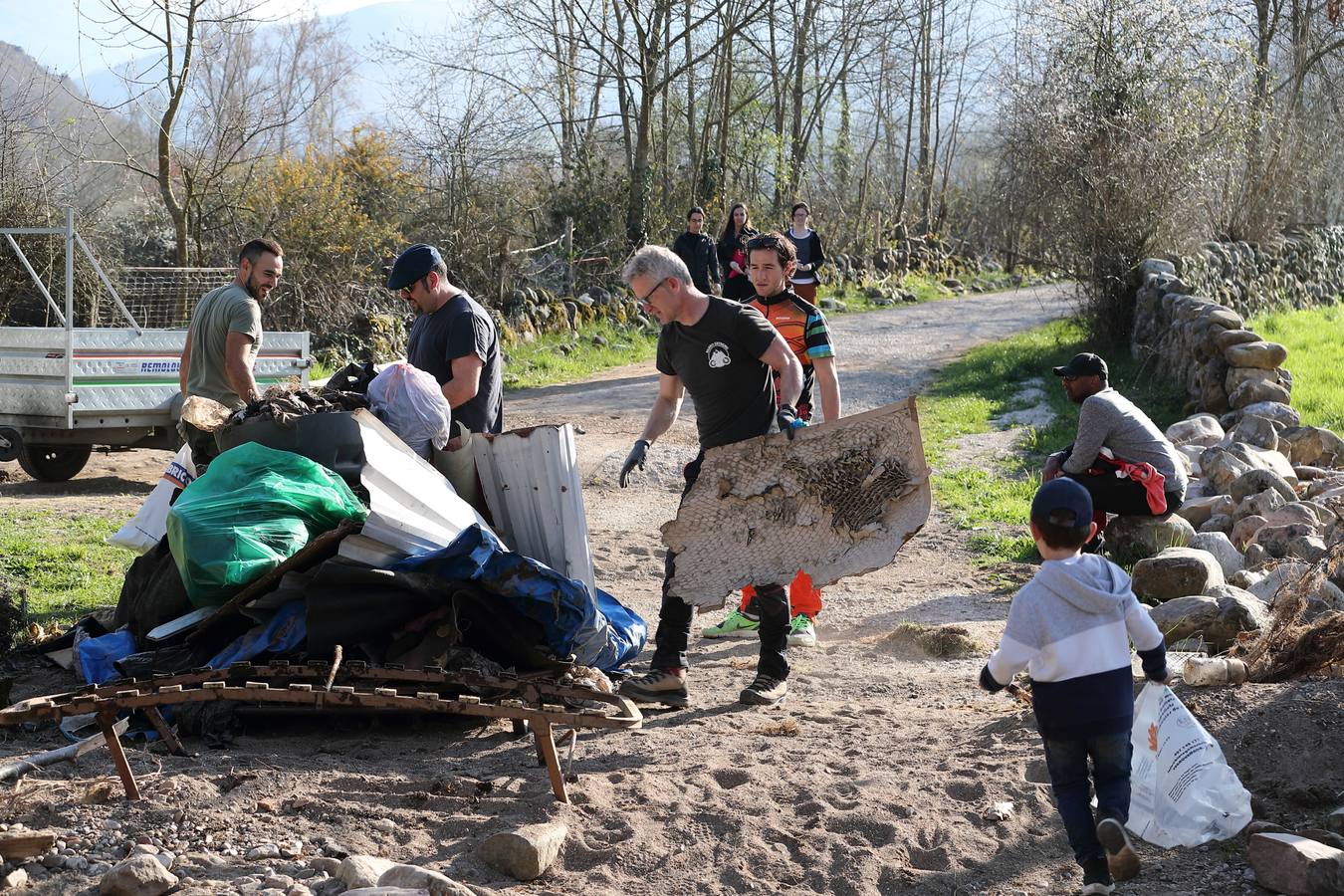 Fotos: Los voluntarios retiran plástico y limpian del río Saja