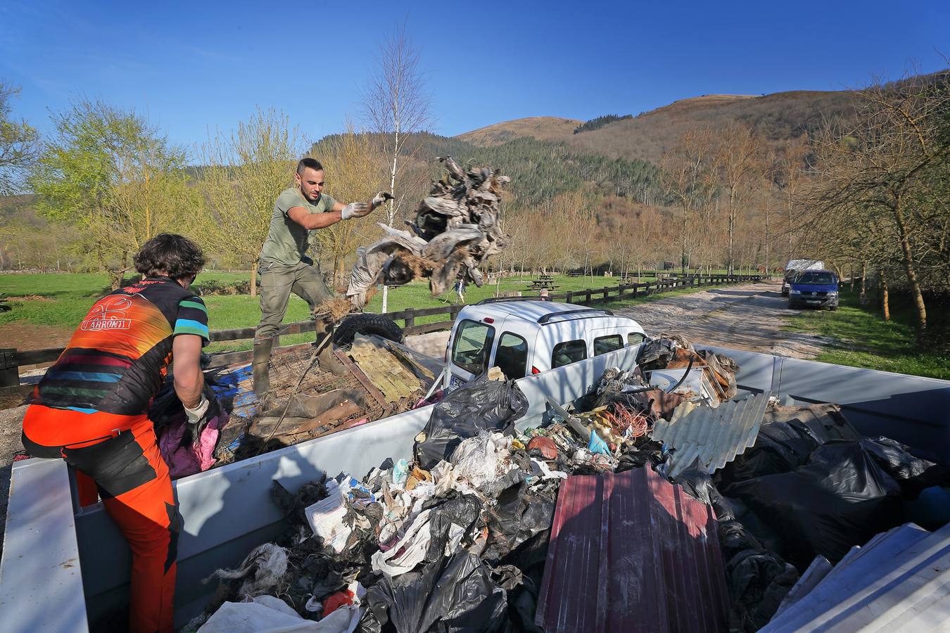 Fotos: Los voluntarios retiran plástico y limpian del río Saja