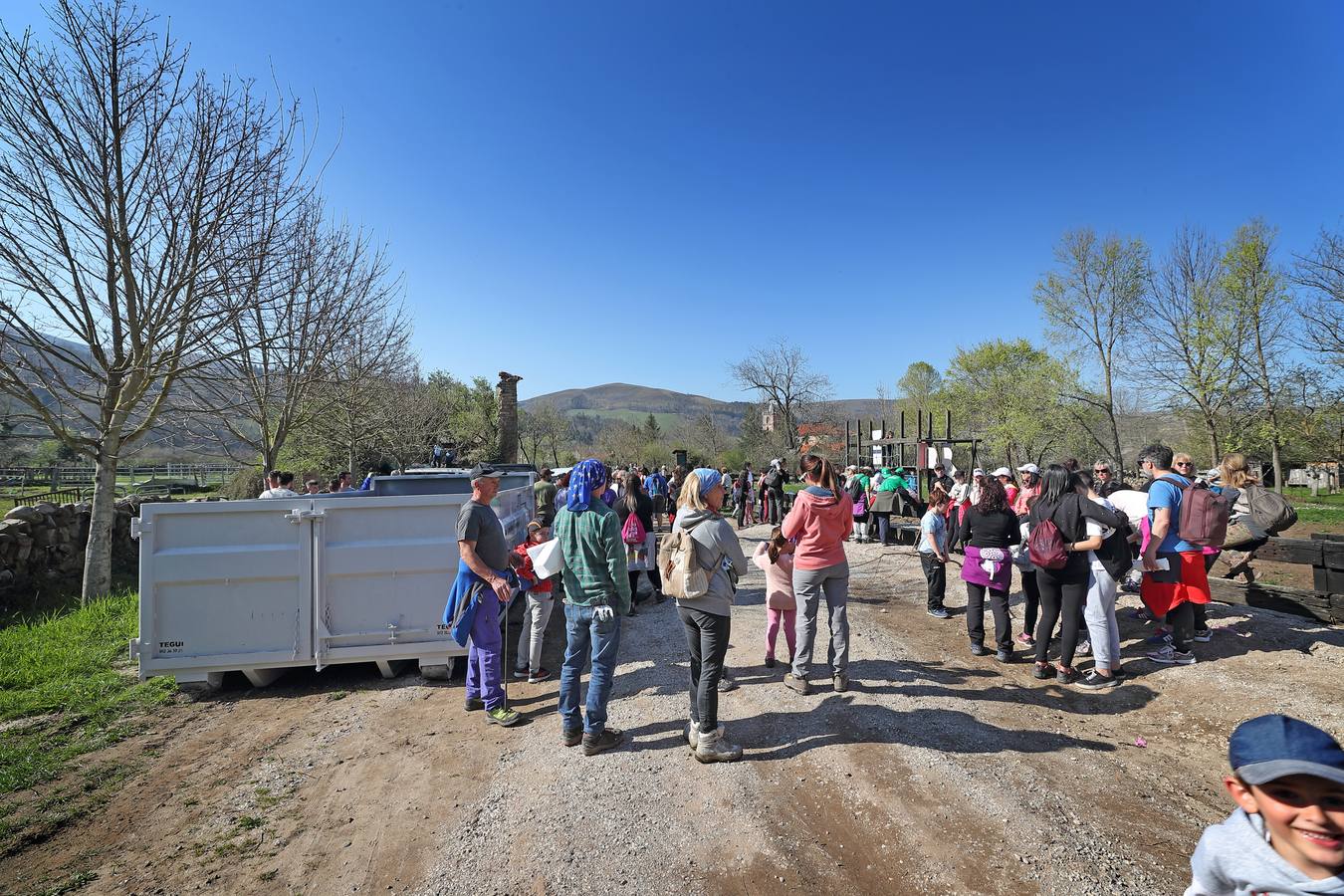 Fotos: Los voluntarios retiran plástico y limpian del río Saja