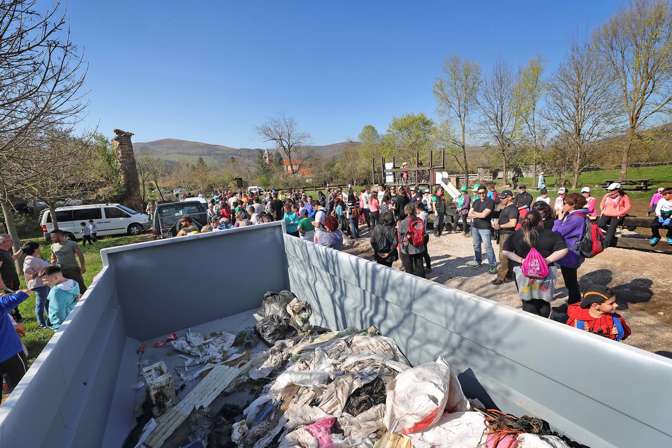 Fotos: Los voluntarios retiran plástico y limpian del río Saja