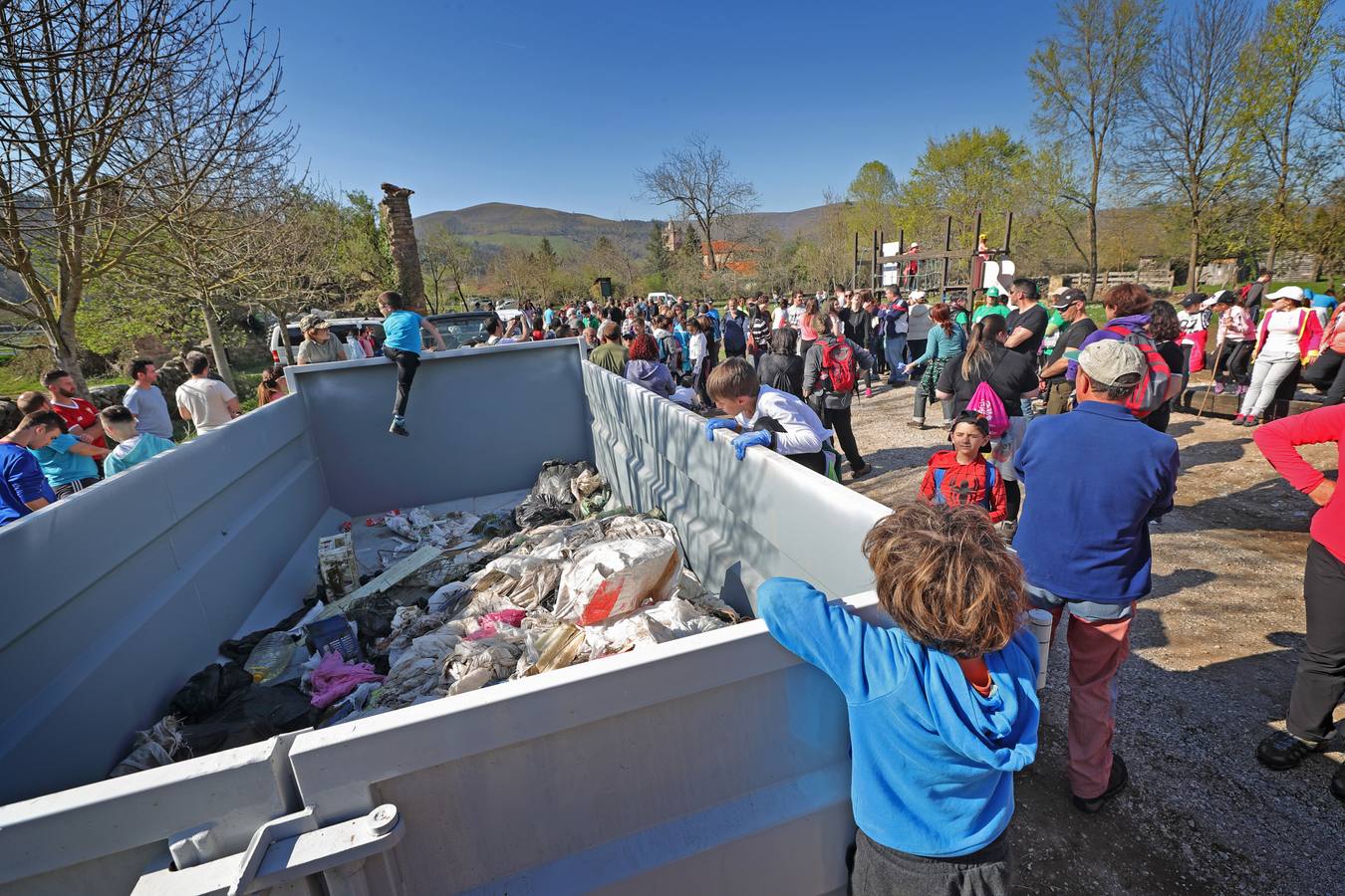 Fotos: Los voluntarios retiran plástico y limpian del río Saja