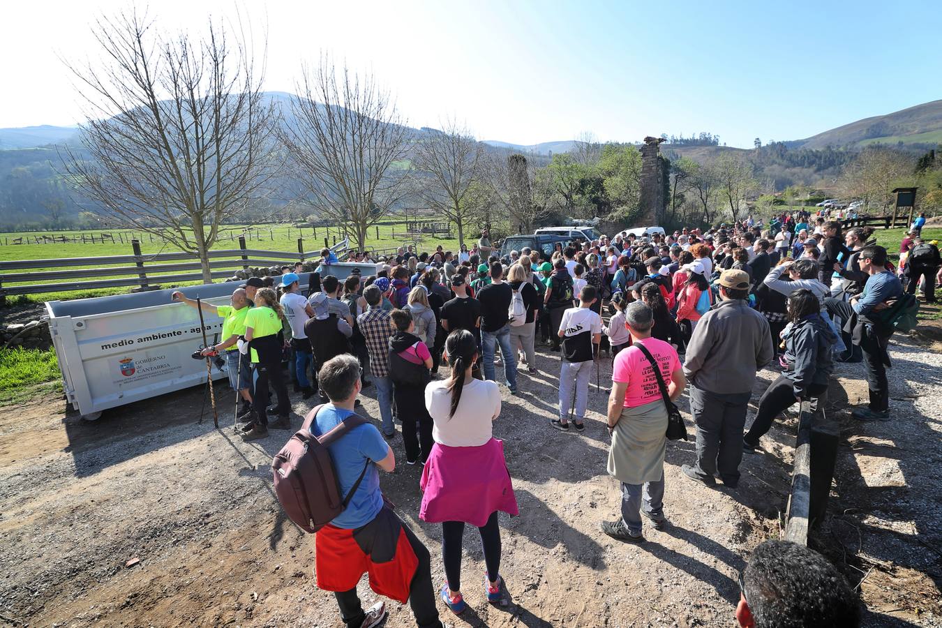 Fotos: Los voluntarios retiran plástico y limpian del río Saja