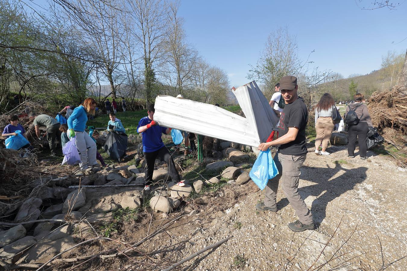 Fotos: Los voluntarios retiran plástico y limpian del río Saja