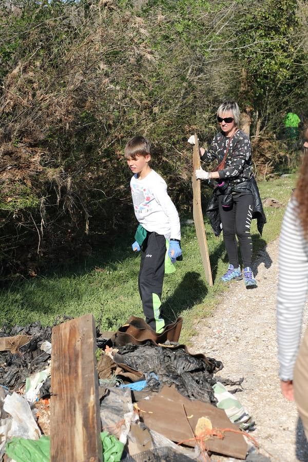 Fotos: Los voluntarios retiran plástico y limpian del río Saja