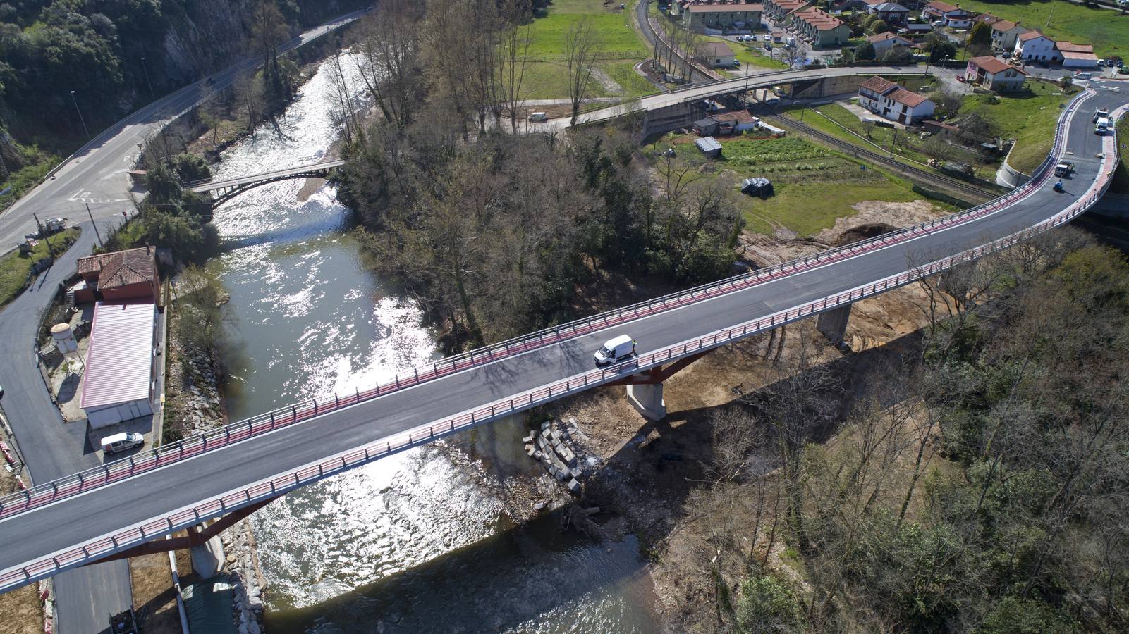 Tras cinco años de espera, Reocín y Alfóz de Lloredo estrenan hoy un viaducto esperado durante cinco años que ha costado 3,8 millones de euros.