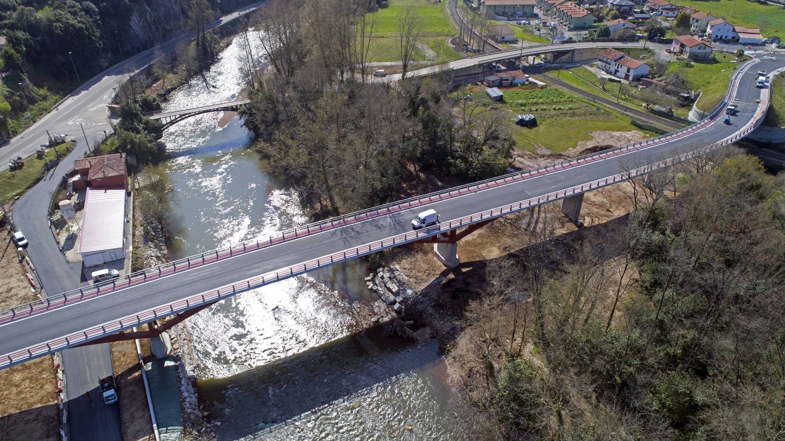 Tras cinco años de espera, Reocín y Alfóz de Lloredo estrenan hoy un viaducto esperado durante cinco años que ha costado 3,8 millones de euros.