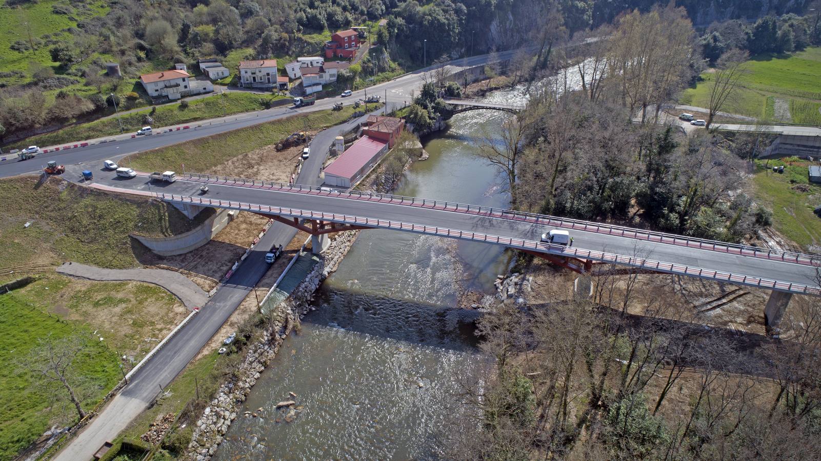 Tras cinco años de espera, Reocín y Alfóz de Lloredo estrenan hoy un viaducto esperado durante cinco años que ha costado 3,8 millones de euros.