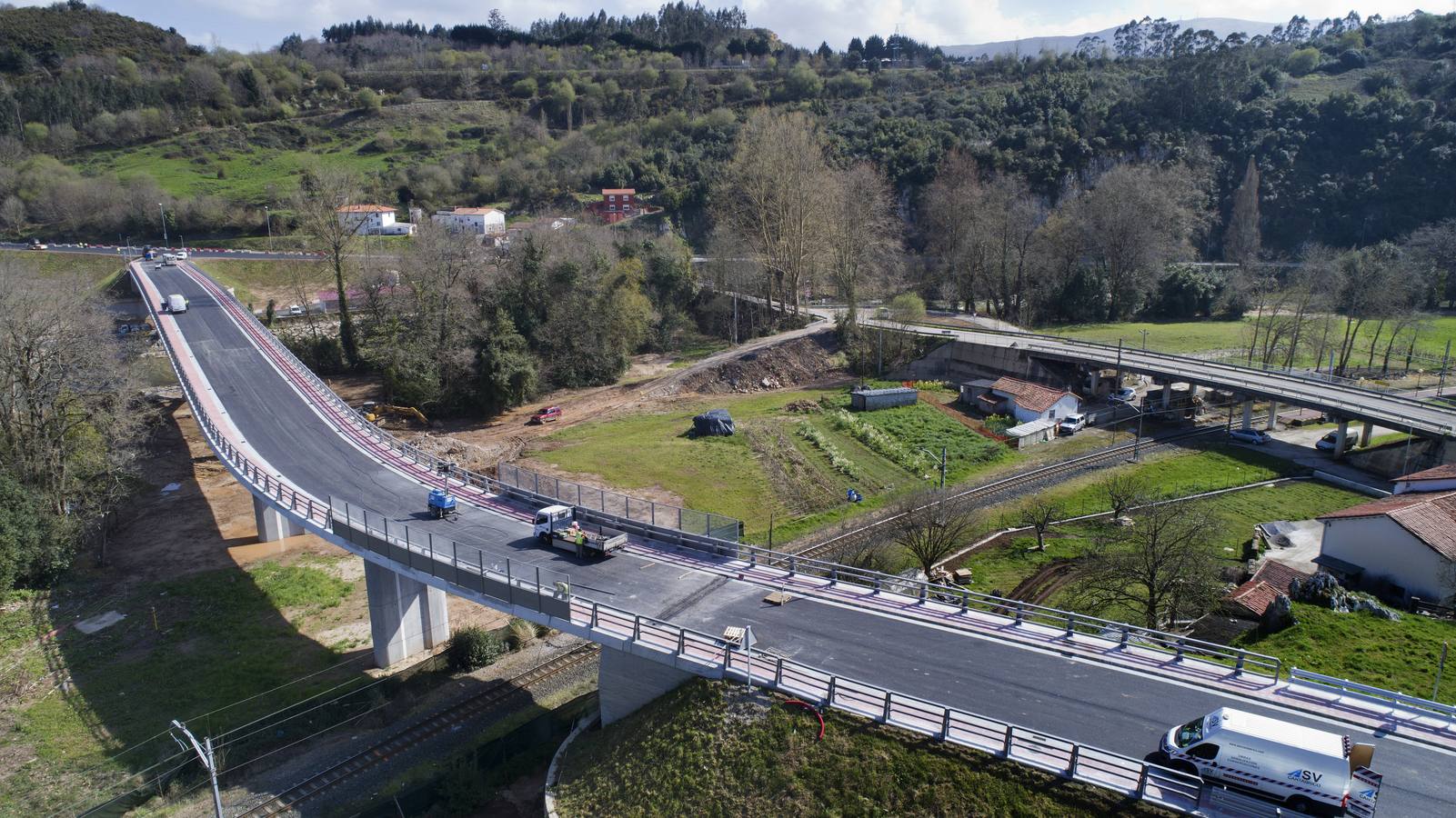 Tras cinco años de espera, Reocín y Alfóz de Lloredo estrenan hoy un viaducto esperado durante cinco años que ha costado 3,8 millones de euros.